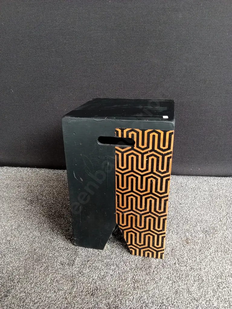 PATTERNED STOOL Image 1++