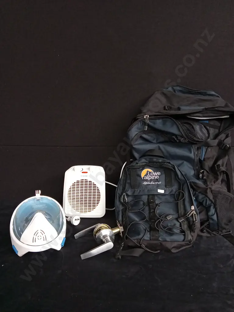 LOWE ALPINE HIKING PACK (DAMAGED ZIPS) AND ASSORTED ITEMS X 3 Image 1++