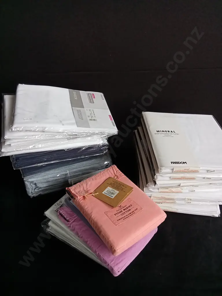 22 PIECES MIX OF BRAND NEW CURTAINS AND PILLOWCASES Image 1++