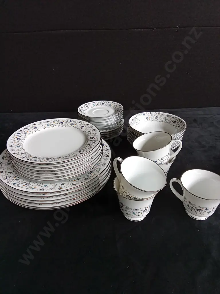 30 PIECE NORITAKE ROYAL CERAMICS DINNER AND TEA SET Image 1++