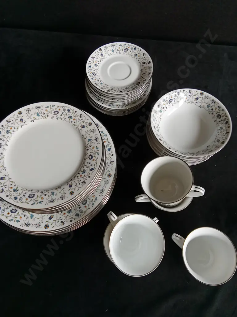 30 PIECE NORITAKE ROYAL CERAMICS DINNER AND TEA SET Image 1++