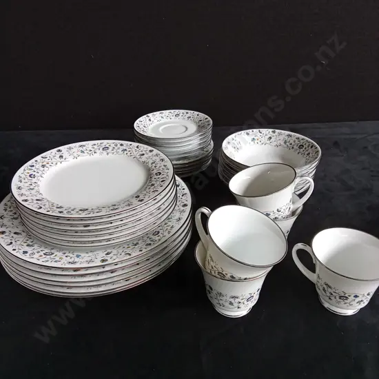 30 PIECE NORITAKE ROYAL CERAMICS DINNER AND TEA SET