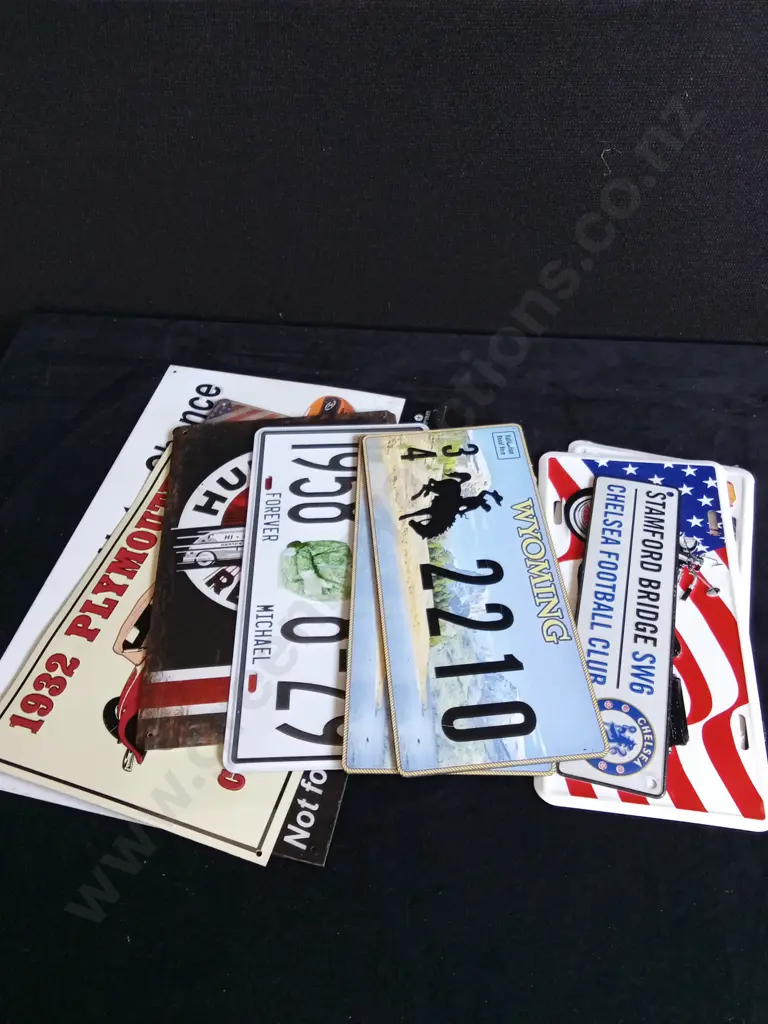 10 PIECES MIX OF TIN MEMORABILIA, CAR PLATES, HARLEY DAVIDSON. ETC. Image 1++