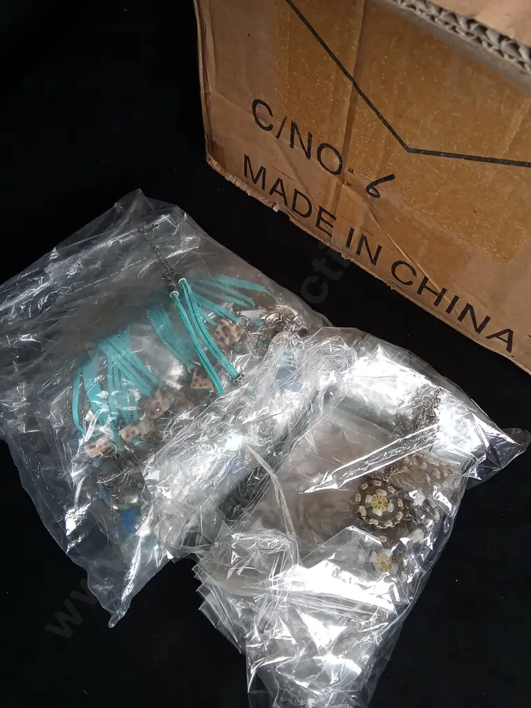 BULK BOX OF JEWELLERY, MIXTURE Image 1++