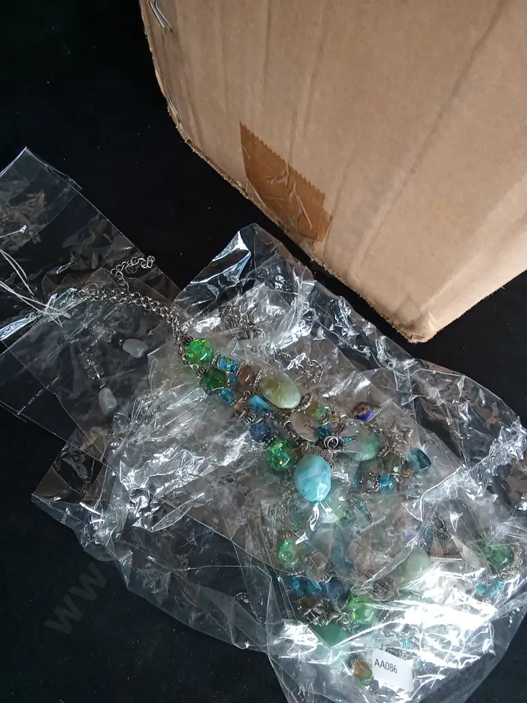 BULK BOX MIXTURE OF BEADED JEWELRY Image 1++
