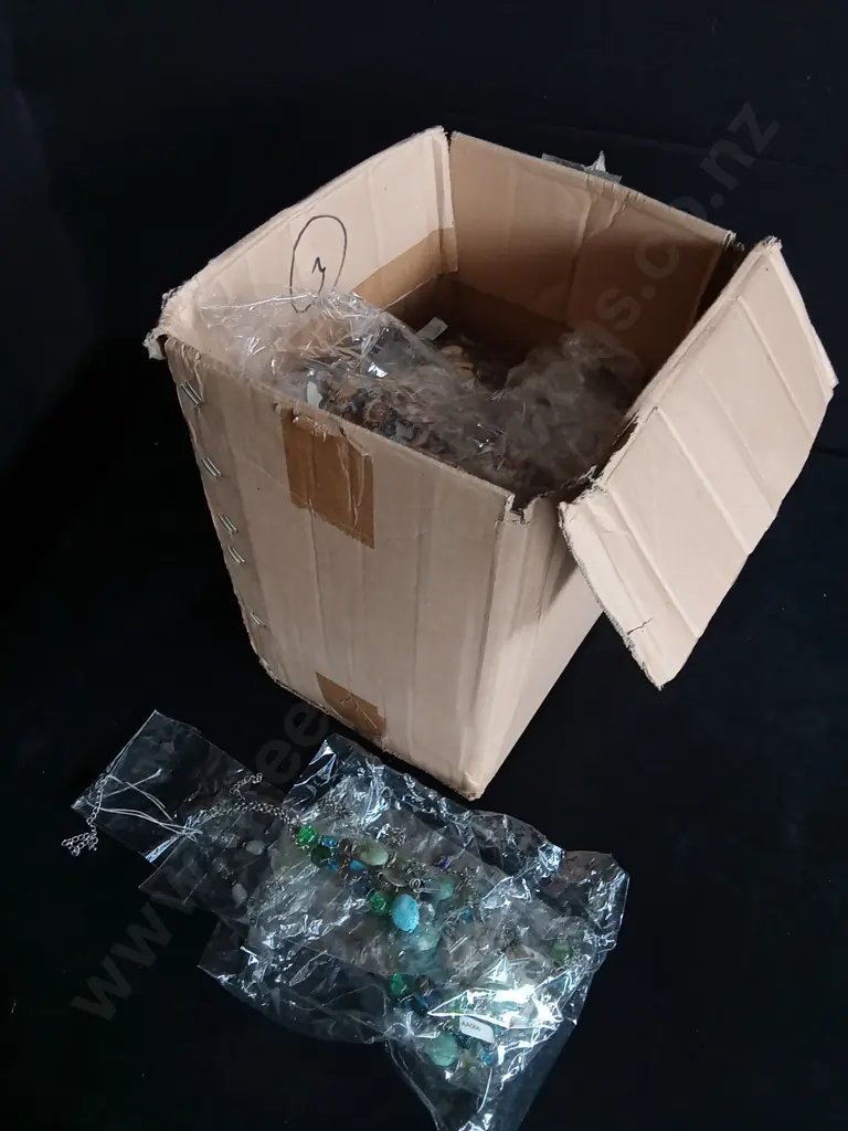 BULK BOX MIXTURE OF BEADED JEWELRY Image 1++