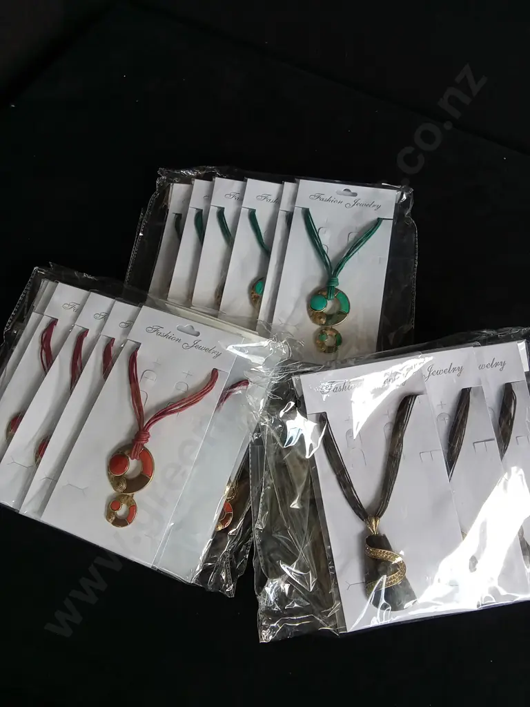 BULK BOX OF NECKLACES Image 1++