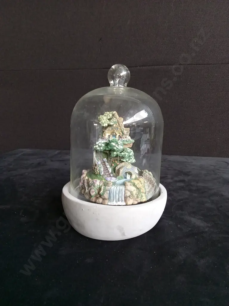 THE BRADFORD EXCHANGE COBBLESTONE BRIDGE COTTAGE / HOUSE IN GLASS DOME Image 1++