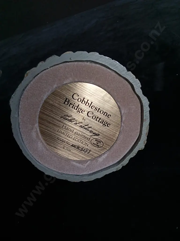 THE BRADFORD EXCHANGE COBBLESTONE BRIDGE COTTAGE / HOUSE IN GLASS DOME Image 1++