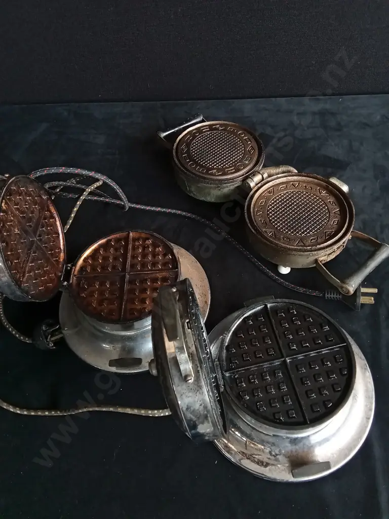 3 PIECES VINTAGE WAFFLE IRONS UNTESTED Image 1++