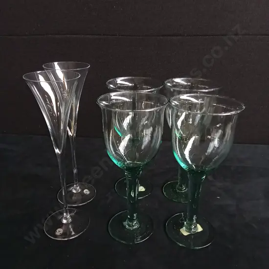 6 PIECES HACHAR INDUSTRIES SEAFOAM GREEN WATER GOBLETS X4 AND FINE LEAD CRYSTAL CHAMPAGNE FLUTES X2