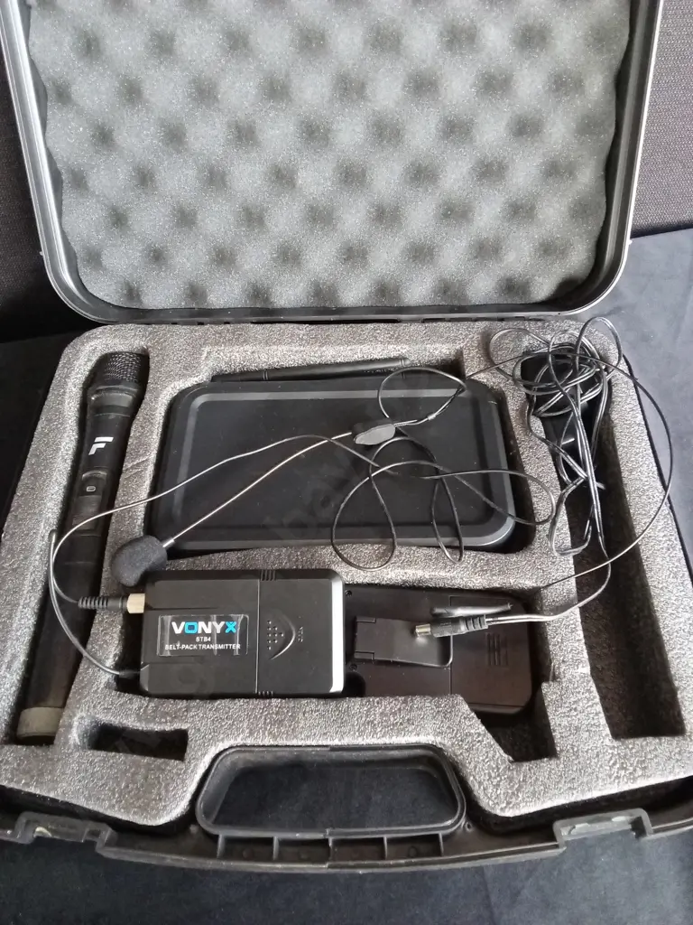 VONYX DUAL WIRELESS MICROPHONES IN CASE & VONYX WIRELESS HEADSET & MICROPHONE IN CASE Image 1++