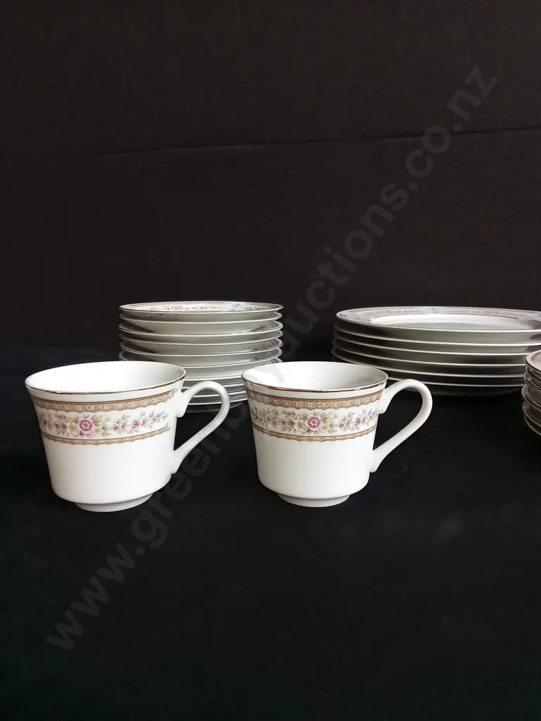 28 PIECE ROYAL CROWN FINE CHINA JAPAN SET Image 1++