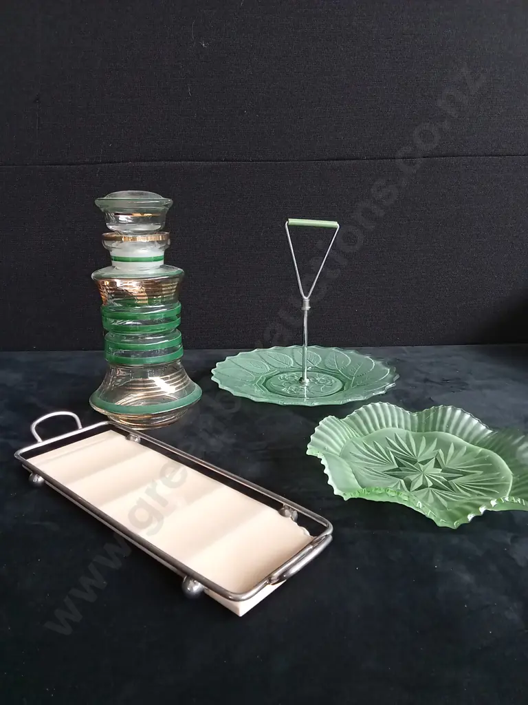4 PIECES MIX OF GLASSWARE AND TRAY Image 1++