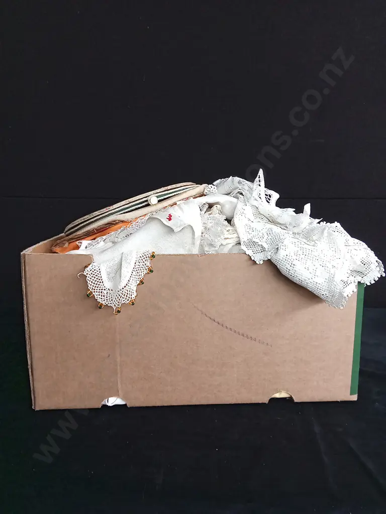 BOX OF ANTIQUE TABLECLOTHS AND PLACEMATS Image 1++