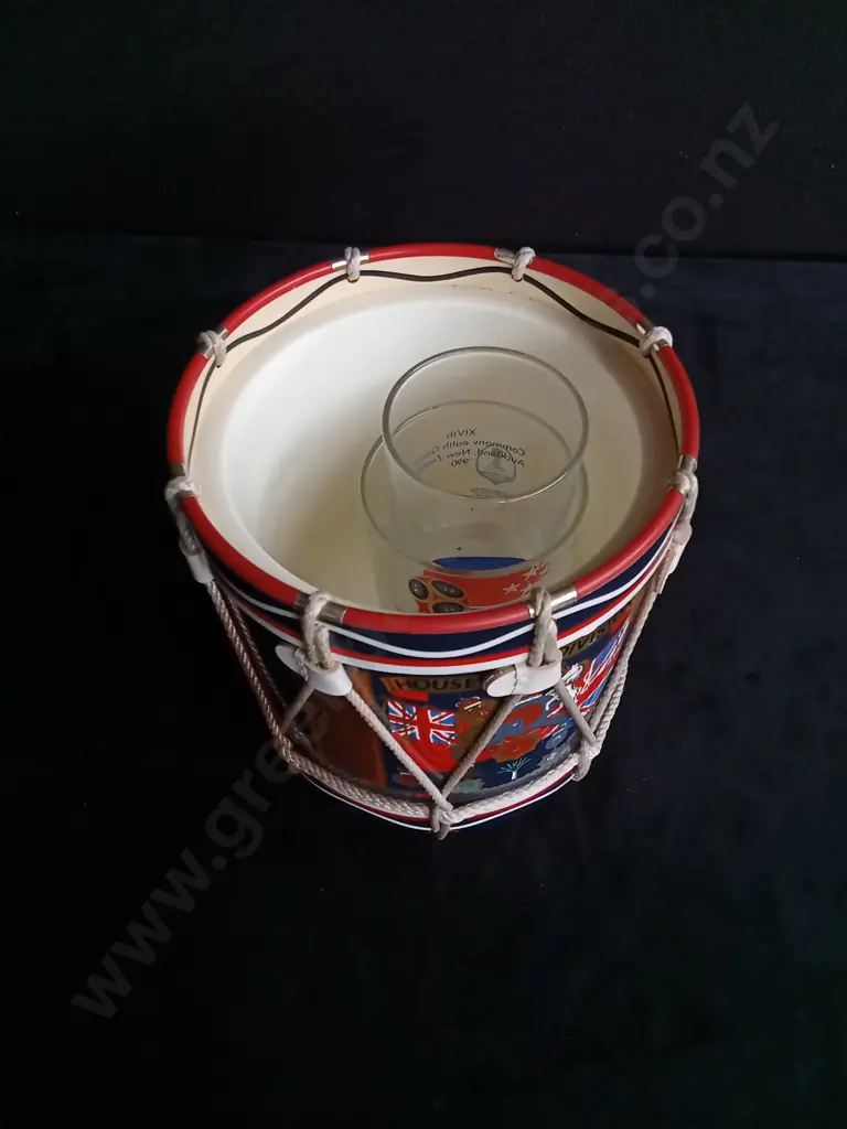 3 PIECES REGIMENTAL DRUM ICE BUCKET AND TWO SPORTS EVENT GLASSES Image 1++