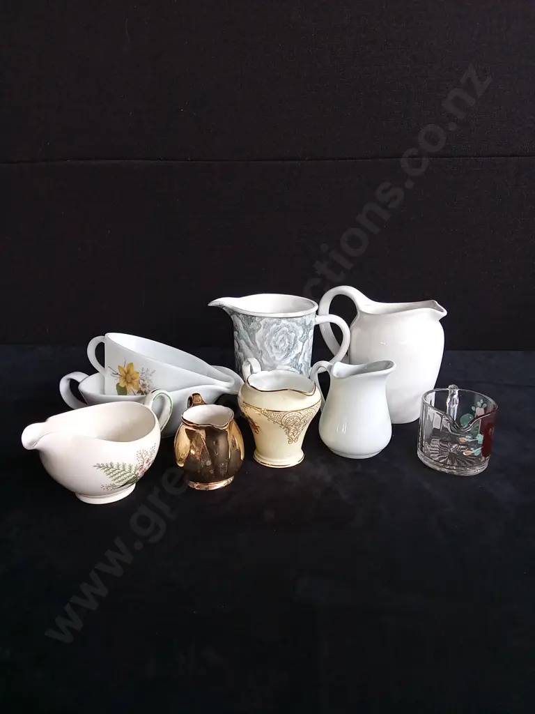 9 PIECES VINTAGE CERAMIC AND GLASS MIX OF JUGS, PITCHERS, CREAMERS Image 1++