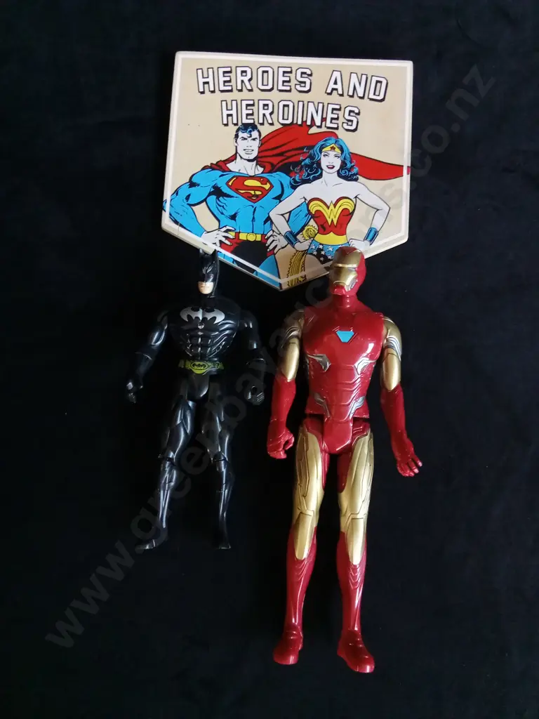 3 PIECES SUPERHERO FIGURES AND DECOR Image 1++