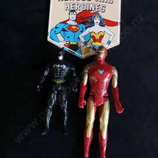 3 PIECES SUPERHERO FIGURES AND DECOR
