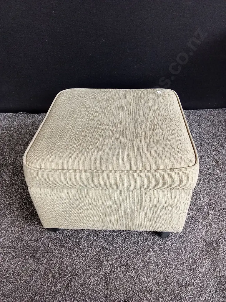 SQUARE OTTOMAN WITH COMPARTMENT Image 1++