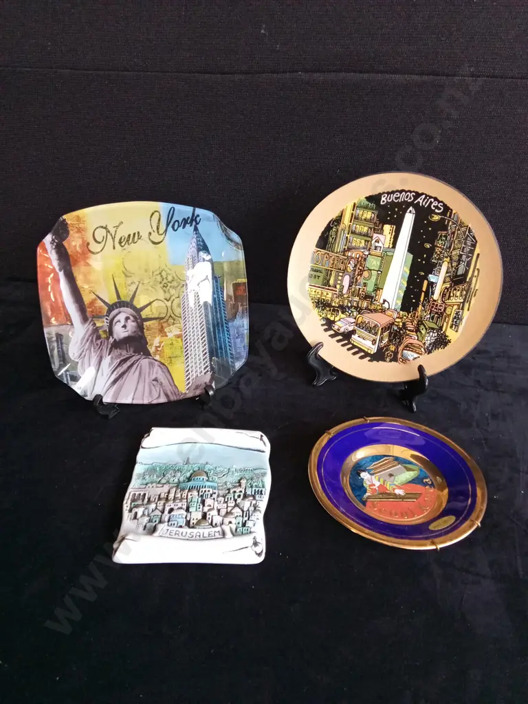 4 PIECES DECORATIVE PLATES TRAVEL SOUVENIRS Image 1++