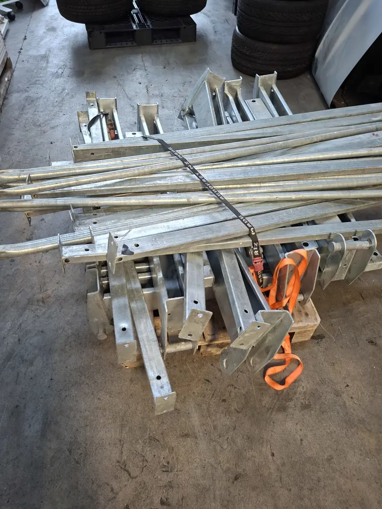 GALVANISED CANTILEVER RACKING COMPRISING 6 UPRIGHTS AT 5M HIGH PLUS PALLET OF BRACKETS BRACING ETC Image 1++