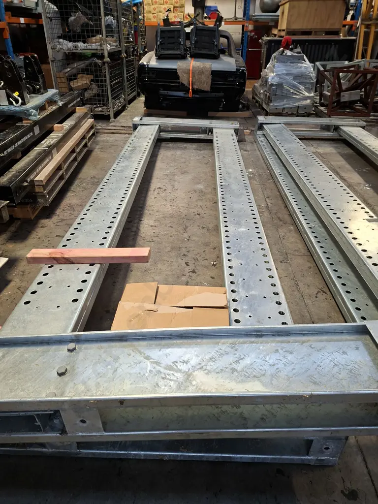 GALVANISED CANTILEVER RACKING COMPRISING 6 UPRIGHTS AT 5M HIGH PLUS PALLET OF BRACKETS BRACING ETC Image 1++