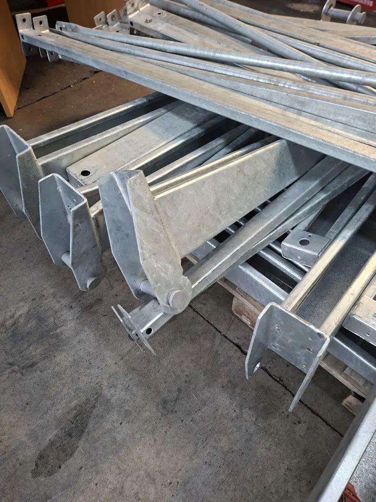 GALVANISED CANTILEVER RACKING COMPRISING 6 UPRIGHTS AT 5M HIGH PLUS PALLET OF BRACKETS BRACING ETC Image 1++