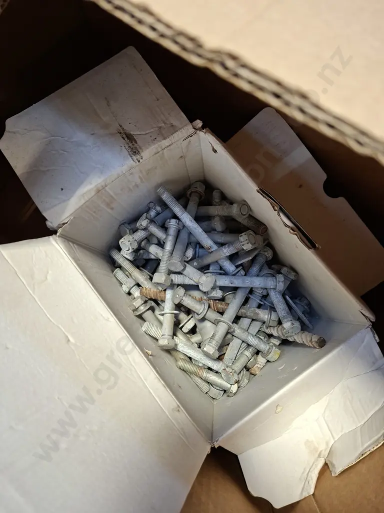 GALVANISED CANTILEVER RACKING COMPRISING 6 UPRIGHTS AT 5M HIGH PLUS PALLET OF BRACKETS BRACING ETC Image 1++