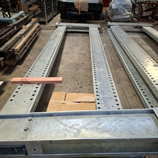 GALVANISED CANTILEVER RACKING COMPRISING 6 UPRIGHTS AT 5M HIGH PLUS PALLET OF BRACKETS BRACING ETC