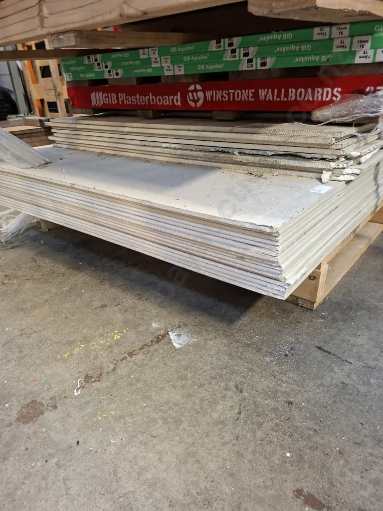 16 SHEETS OF KNAUF PLASTERBOARD 3M X 1.2M X 10MM ON PALLET PLUS 8 SHEETS AT 2.7M SOME OF WHICH ARE DAMAGED Image 1++