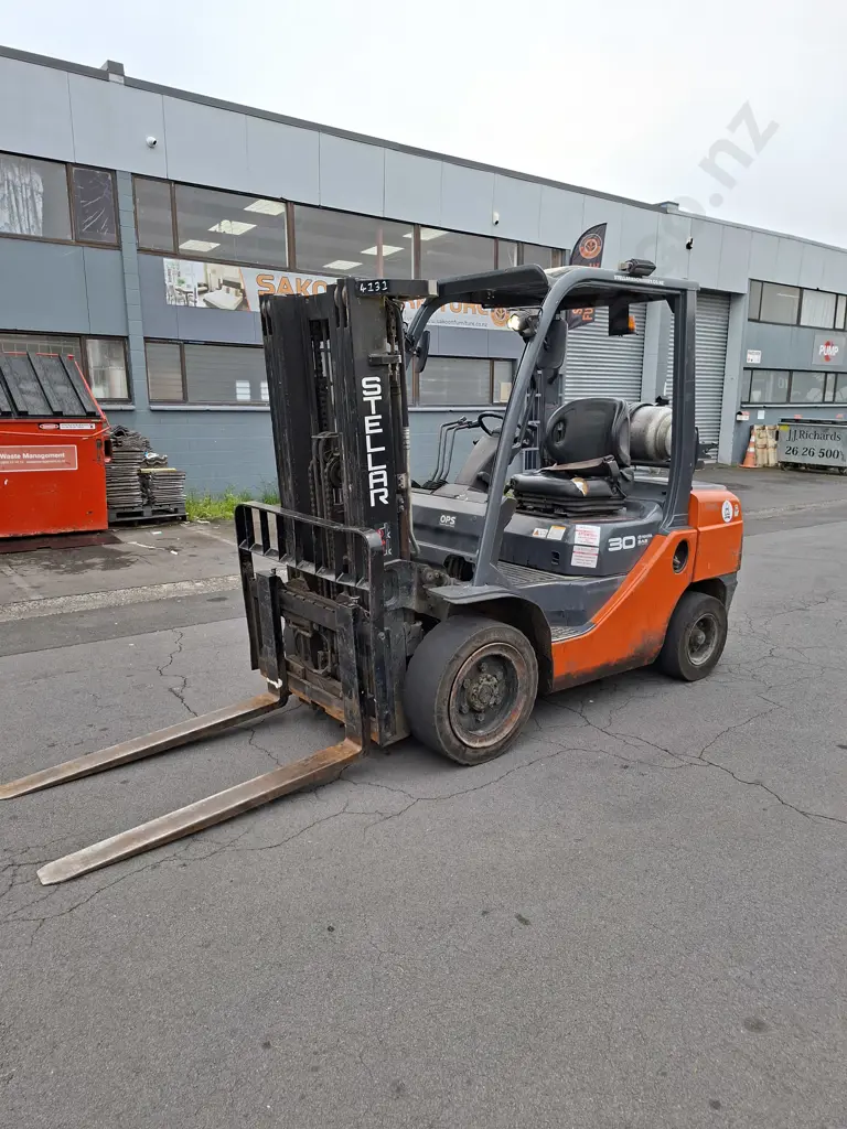 TOYOTA 32 8FG30 FORKHOIST , 3 STAGE CONTAINER MAST, LPG, SIDESHIFT, SOLID TYRES, SHOWING 19220 HOURS Image 1++