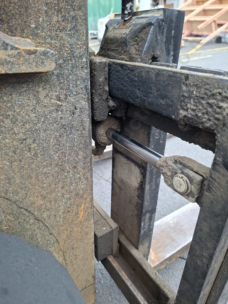 TOYOTA 32 8FG30 FORKHOIST , 3 STAGE CONTAINER MAST, LPG, SIDESHIFT, SOLID TYRES, SHOWING 19220 HOURS Image 1++