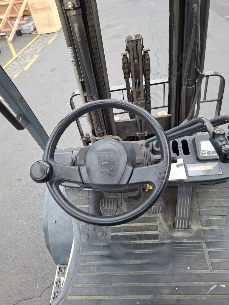 TOYOTA 32 8FG30 FORKHOIST , 3 STAGE CONTAINER MAST, LPG, SIDESHIFT, SOLID TYRES, SHOWING 19220 HOURS Image 1++