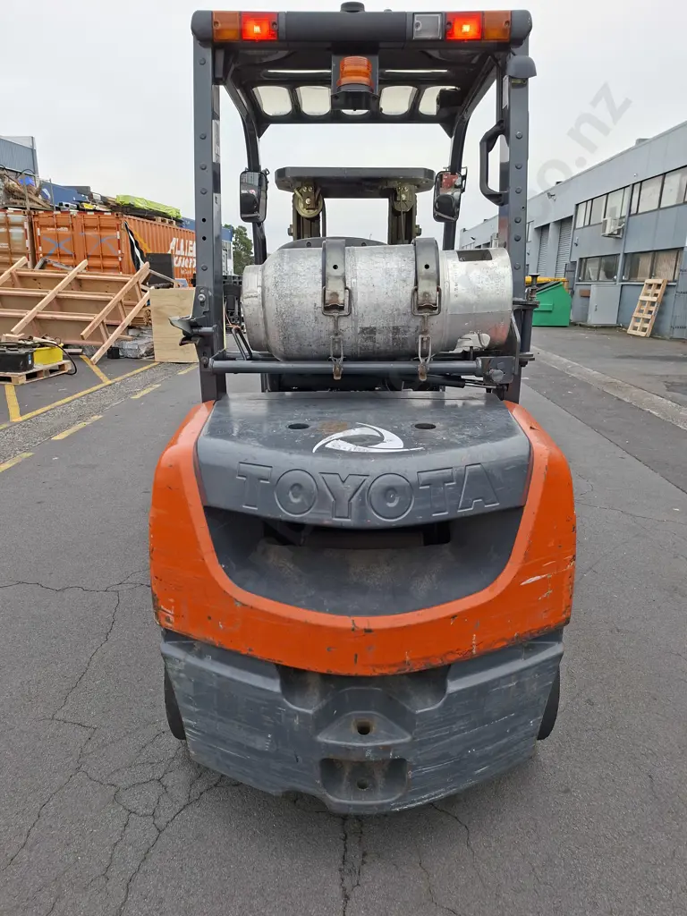 TOYOTA 32 8FG30 FORKHOIST , 3 STAGE CONTAINER MAST, LPG, SIDESHIFT, SOLID TYRES, SHOWING 19220 HOURS Image 1++