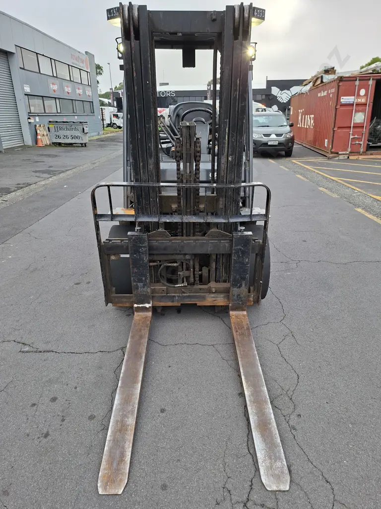 TOYOTA 32 8FG30 FORKHOIST , 3 STAGE CONTAINER MAST, LPG, SIDESHIFT, SOLID TYRES, SHOWING 19220 HOURS Image 1++