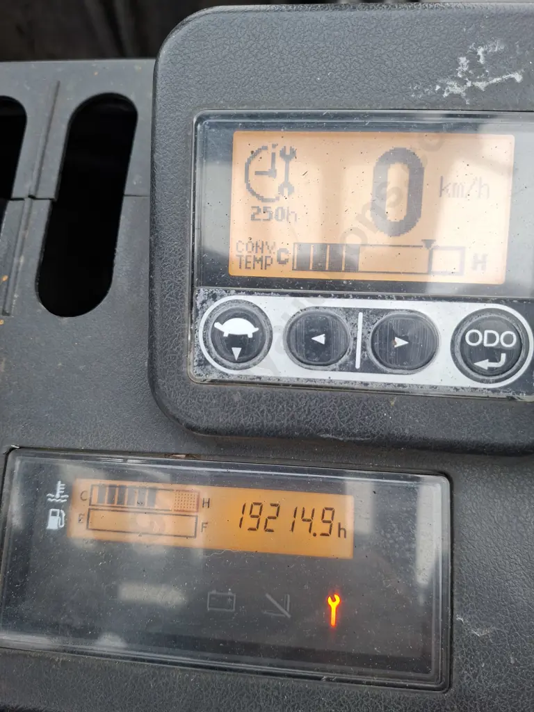 TOYOTA 32 8FG30 FORKHOIST , 3 STAGE CONTAINER MAST, LPG, SIDESHIFT, SOLID TYRES, SHOWING 19220 HOURS Image 1++