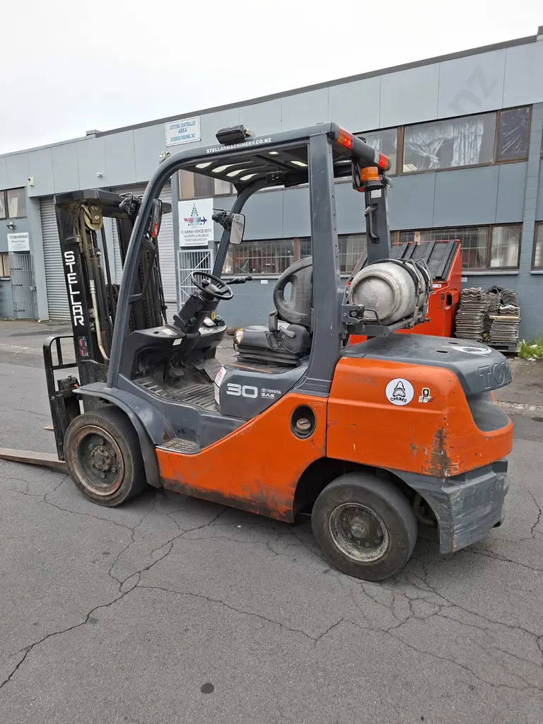 TOYOTA 32 8FG30 FORKHOIST , 3 STAGE CONTAINER MAST, LPG, SIDESHIFT, SOLID TYRES, SHOWING 19220 HOURS Image 1++