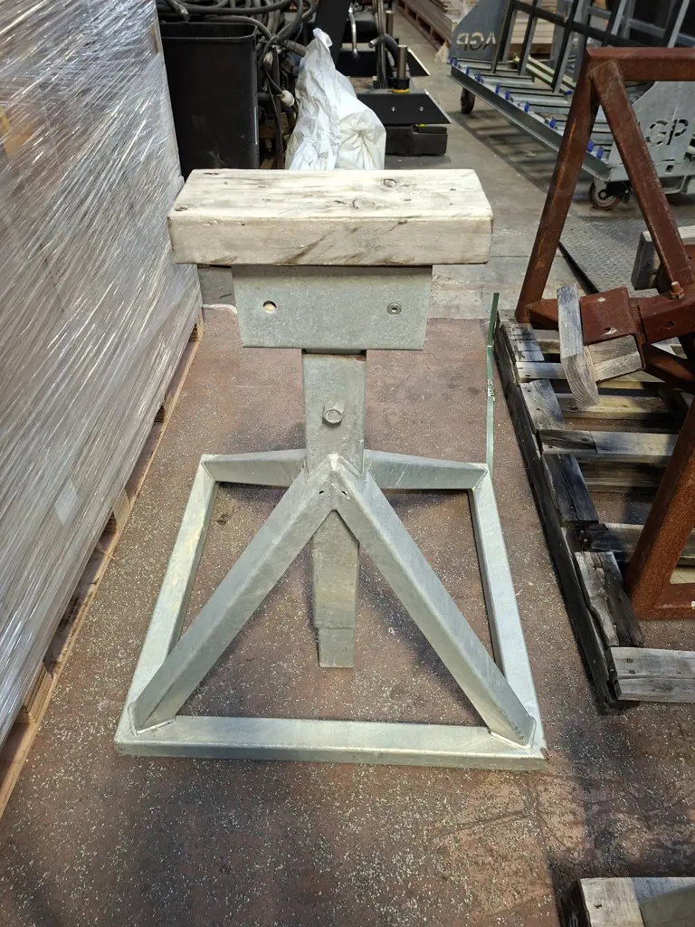 PALLET OF 8 GALVANISED HEIGHT ADJUSTABLE HEVY DUTY STANDS, BASE IS 700MM X 700MM AND HEIGHT ADJUSTABLE Image 1++