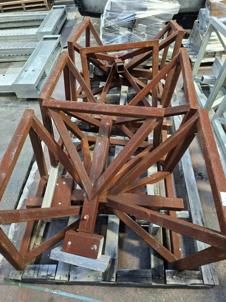 PALLET OF 8  RUSTY HEIGHT ADJUSTABLE HEAVY DUTY STANDS, BASE IS 700MM X 700MM AND HEIGHT ADJUSTABLE Image 1++