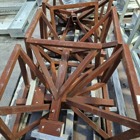 PALLET OF 8  RUSTY HEIGHT ADJUSTABLE HEAVY DUTY STANDS, BASE IS 700MM X 700MM AND HEIGHT ADJUSTABLE