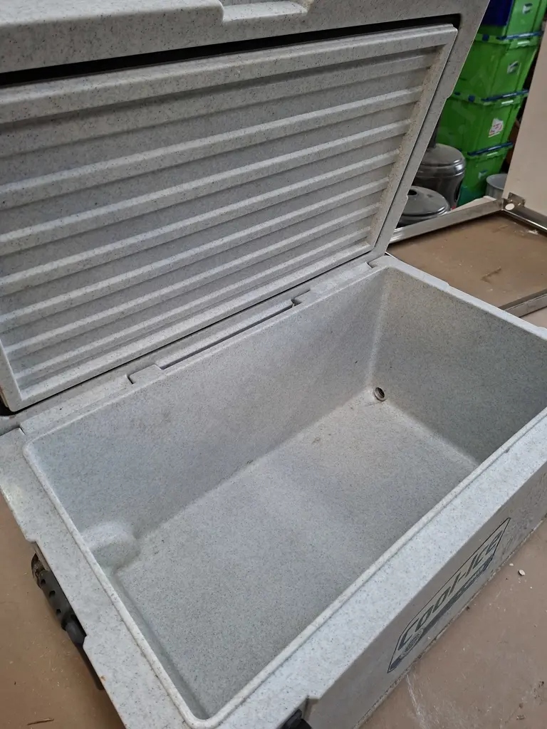 COOL-IT CHILLY BIN - 82 X 50 X 43 CM ON WHEELS NEEDS CLEAN Image 1++