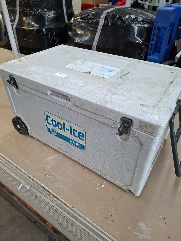 COOL-IT CHILLY BIN - 82 X 50 X 43 CM ON WHEELS NEEDS CLEAN Image 1++