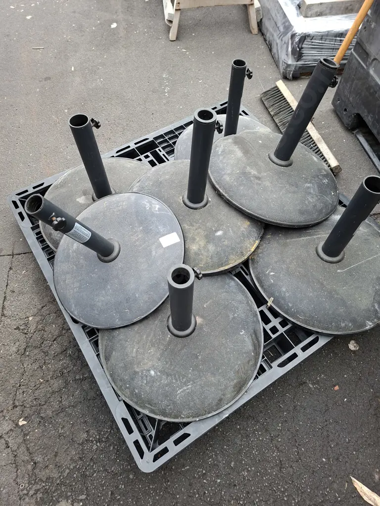 7 X CONCRETE UMBRELLA BASES WITH UMBRELLAS Image 1++