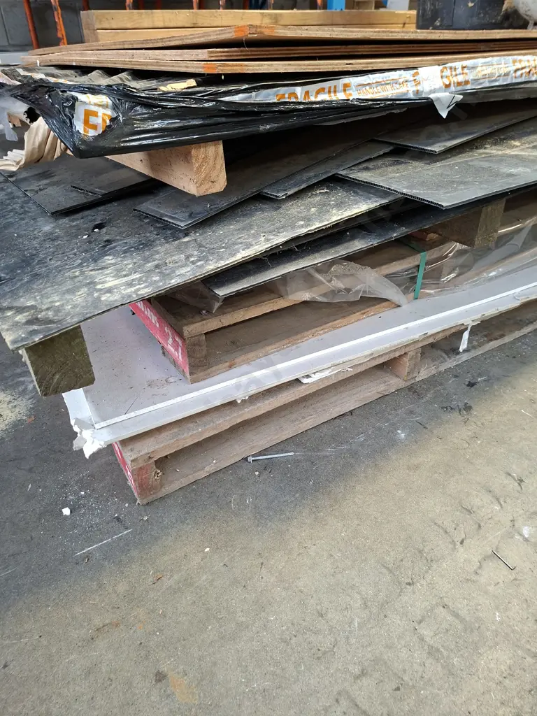 MIXED PALLET - PLYWOOD, PLASTERBOARD, CORFLUTE BOARD PLUS GAS BOTTLE FLOOR PROTECTION AND BOX CONTAINING BINS Image 1++