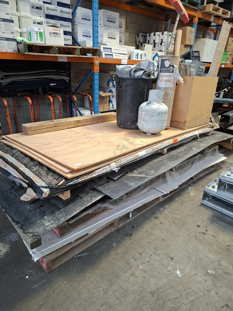 MIXED PALLET - PLYWOOD, PLASTERBOARD, CORFLUTE BOARD PLUS GAS BOTTLE FLOOR PROTECTION AND BOX CONTAINING BINS Image 1++