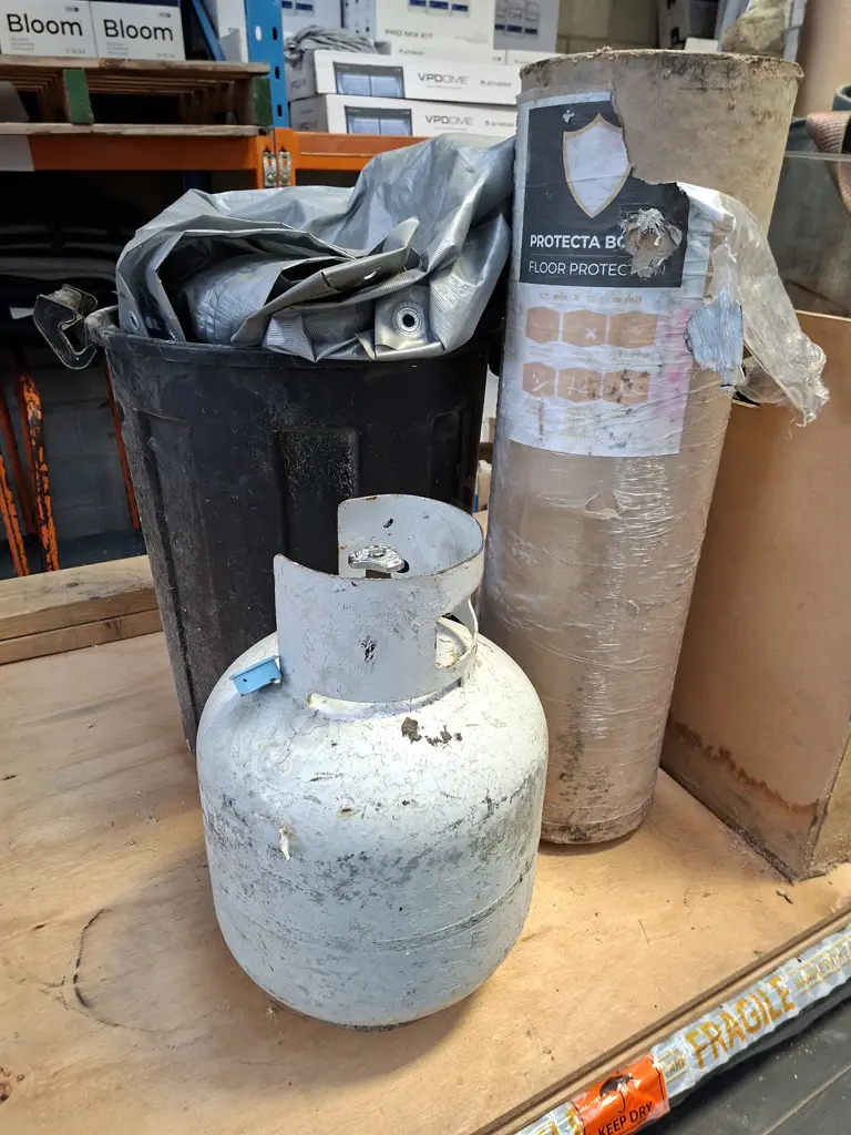 MIXED PALLET - PLYWOOD, PLASTERBOARD, CORFLUTE BOARD PLUS GAS BOTTLE FLOOR PROTECTION AND BOX CONTAINING BINS Image 1++