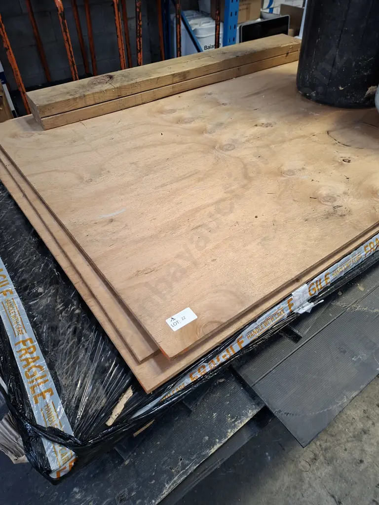 MIXED PALLET - PLYWOOD, PLASTERBOARD, CORFLUTE BOARD PLUS GAS BOTTLE FLOOR PROTECTION AND BOX CONTAINING BINS Image 1++