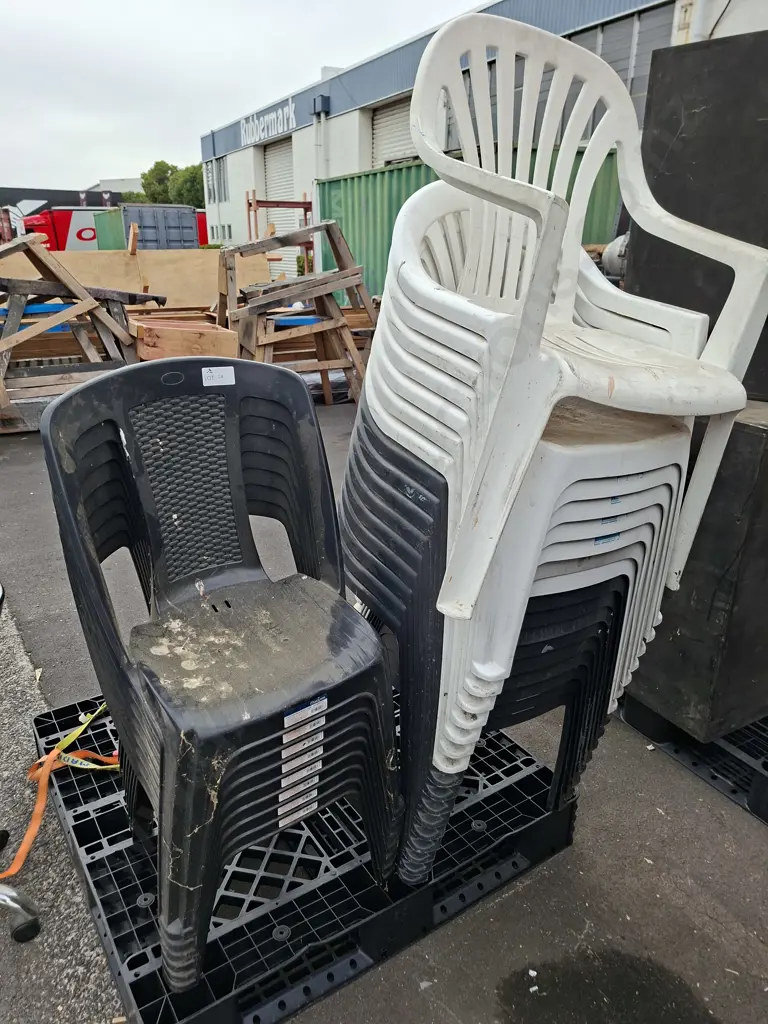 25 X STACKABLE PLASTIC CHAIRS Image 1++