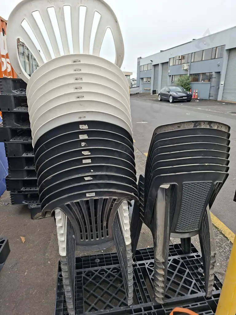 25 X STACKABLE PLASTIC CHAIRS Image 1++